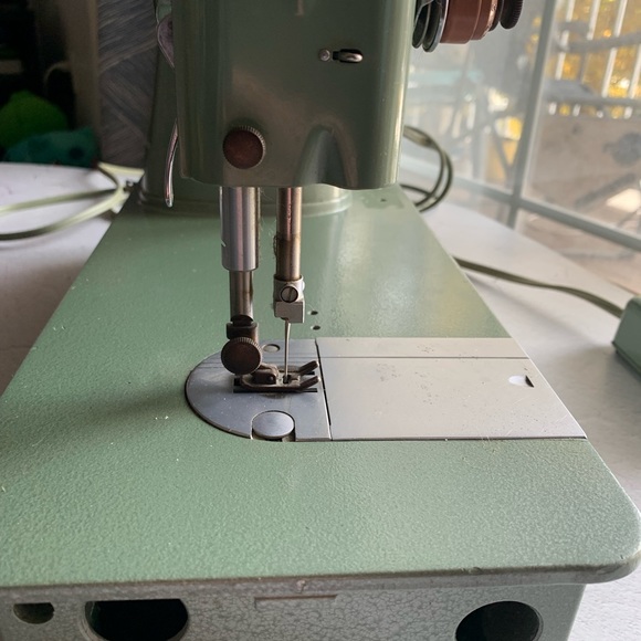 Vintage Spartan Singer Sewing Machine - Picture 4 of 10